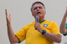 Bolsonaro es investigado por presuntamente acosar a una ballena en costas de Sao Paulo