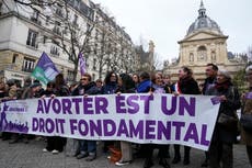 Senado de Francia aprueba medida para que el aborto sea un derecho constitucional
