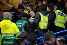 Aficionado del Leeds herido al caer de gradas de Stamford Bridge en el partido ante Chelsea