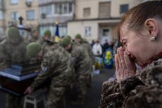 Rusia ataca más localidades en Ucrania y Kiev dice que derribó dos aviones de guerra