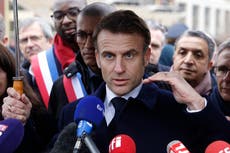 Macron promete nadar en el río Sena al inspeccionar la Villa Olímpica de París