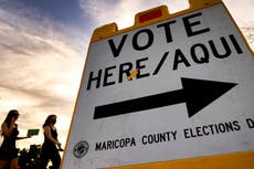 Leyes electorales de Arizona que piden prueba de nacionalidad no discriminan, dictamina jueza