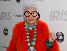 Fallece Iris Apfel, experta textil y celebridad de la moda conocida por su estilo excéntrico
