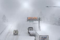 Potente tormenta en California y Nevada corta carreteras y deja nieve en las montañas