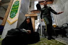 Irán: conservadores encabezan conteo en elección que puede batir récord de baja participación