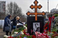 Madre de Navalny acude al cementerio un día después de su multitudinario entierro en Moscú