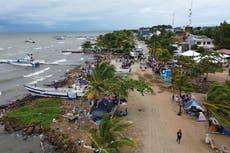 Pasan de miles a cientos los migrantes que aguardan en Colombia para cruzar el Darién