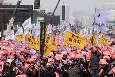 Médicos surcoreanos celebran una marcha masiva contra un plan del gobierno de formar más doctores