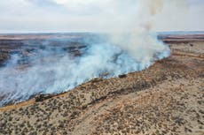 Bomberos de Texas combaten incendios avivados por el viento mientras se emiten alertas en la región