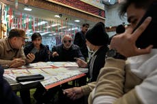 Candidatos de línea dura dominan una votación en Irán entre llamadas al boicot