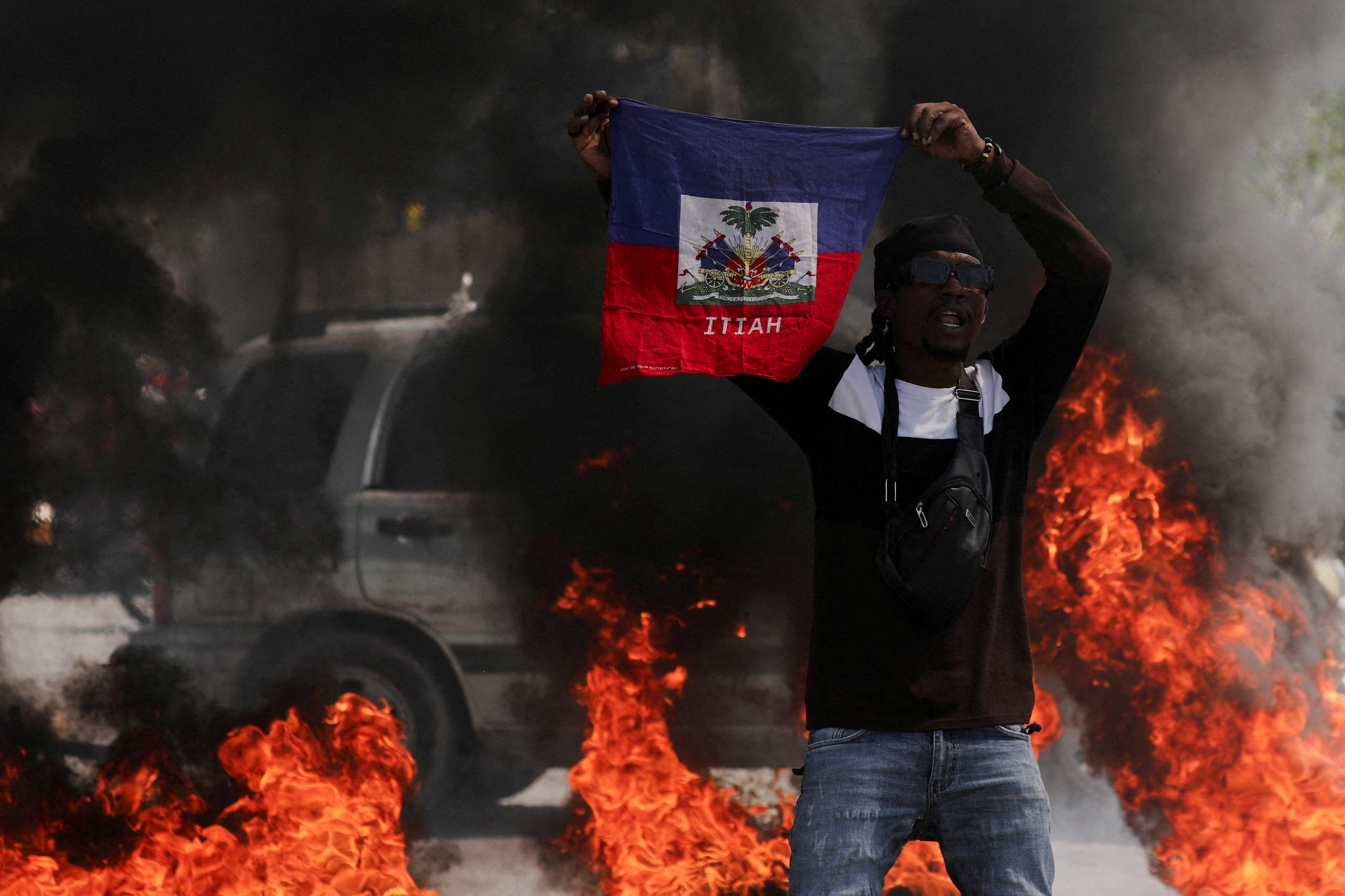 Un manifestante sostiene una bandera haitiana durante una protesta contra el Gobierno del primer ministro Ariel Henry