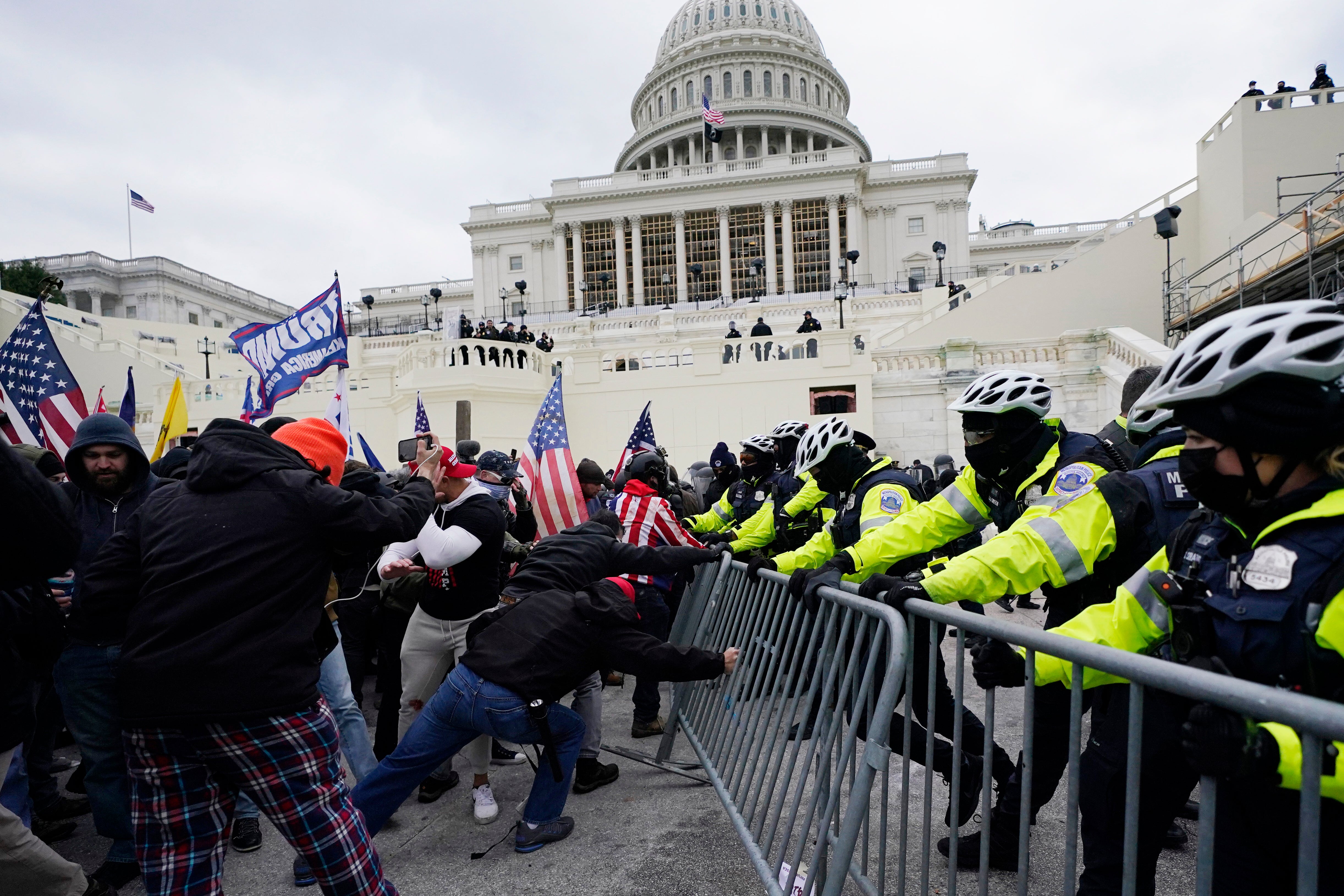 Los responsables de la Casa Blanca y el fiscal general en funciones, Todd Blanche, se negaron a descartar que se pagaran indemnizaciones a los participantes en los disturbios del 6 de enero que fueron condenados por delitos violentos