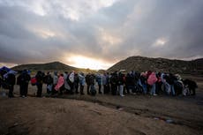 Hospitalizan a 10 personas en un día tras caer del muro fronterizo entre EEUU y México
