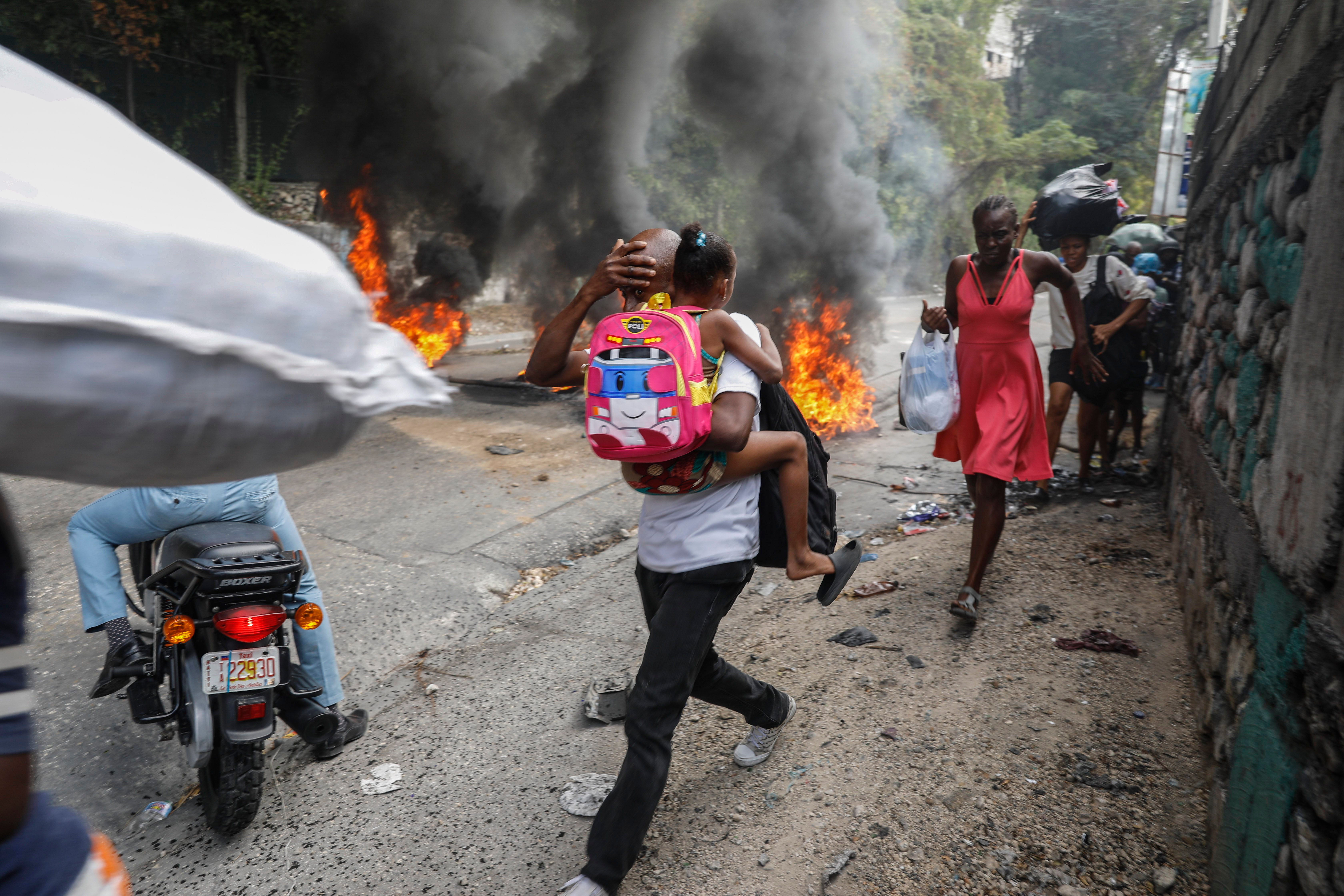 Hay caos en Haití. Pandillas atacan objetivos clave como prisiones mientras las alianzas cambian | Independent Español