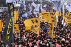 Miles de médicos surcoreanos enfrentan suspensión mientras Seúl busca procesar a líderes de huelga