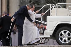 El papa parece incapaz de subir escalerilla en medio de problemas respiratorios y de movilidad