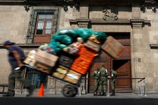 Derriban puerta del palacio de gobierno de México durante manifestación por caso Ayotzinapa