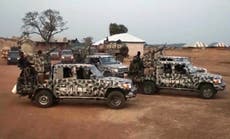 Fuerzas nigerianas buscan en zonas boscosas a casi 300 niños secuestrados de escuela