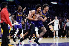 Russell anota 44; carentes de LeBron, Lakers superan a Bucks 123-122