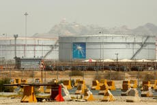 La petrolera saudí Aramco ganó 121.000 millones de dólares en 2023, menos que el récord de 2022