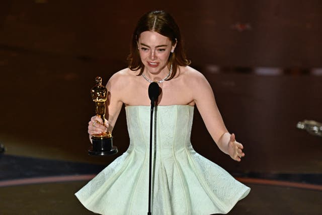 <p>Emma Stone acepta el Óscar con el vestido roto: ‘¡No miren!’</p>