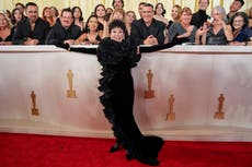 America Ferrera en de rosa Barbie y Rita Moreno de negro deslumbran en alfombra de los Oscar