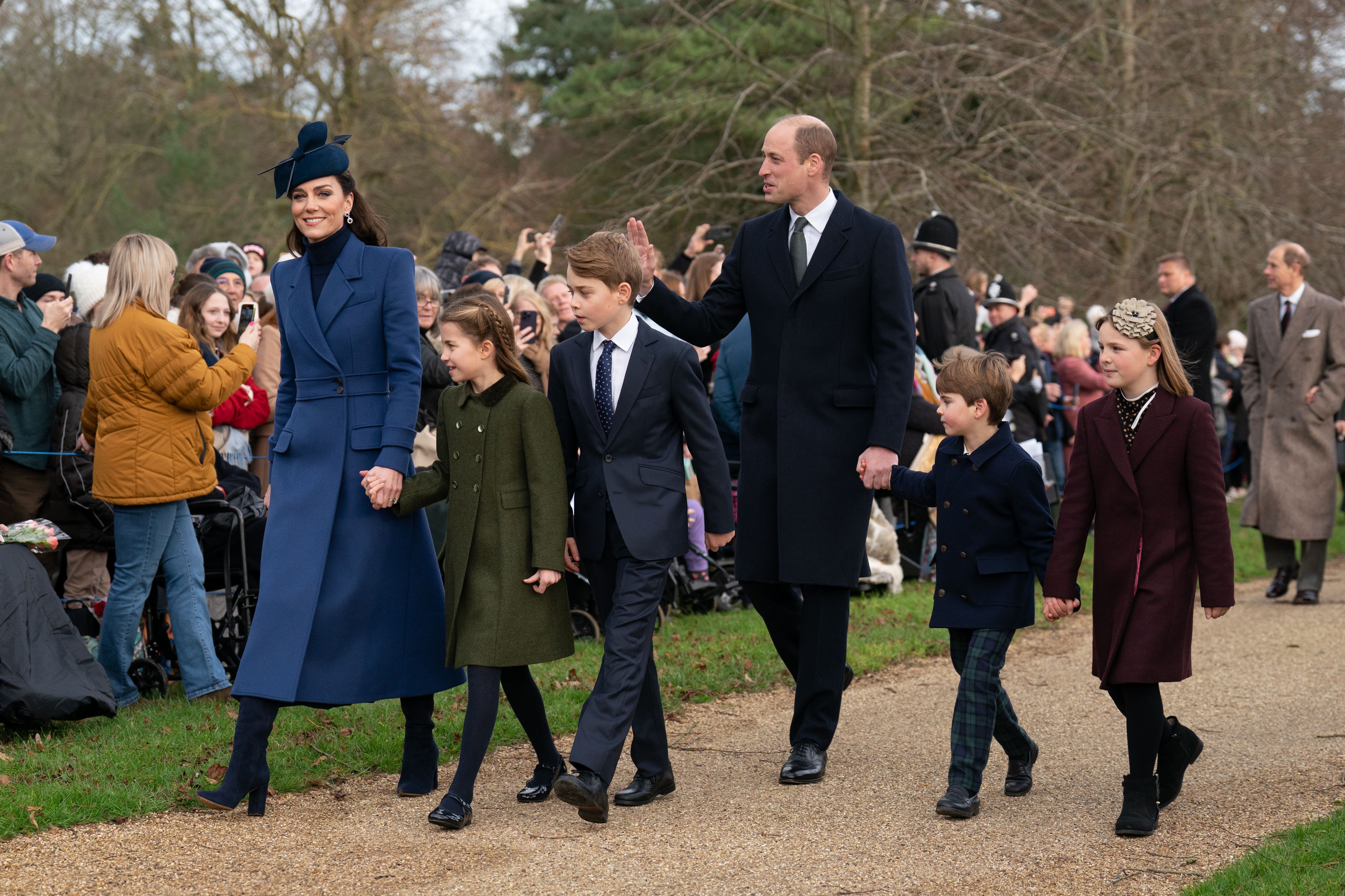 Última presencia en público de Kate Middleton antes de su cirugía: la princesa asistió a una ceremonia religiosa en Norfolk en Navidad, en compañía de sus hijos, el príncipe William y Mia Tindall