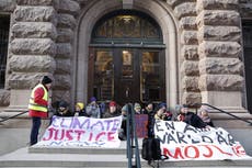 Activistas bloquean acceso al Parlamento sueco al exigir reformas contra desastres climáticos