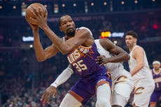 Con 37 puntos de Durant, Suns remontan para vencer 117-111 a Cavaliers