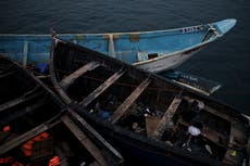 España rescata a 38 migrantes y 2 cadáveres en un barco cerca de Islas Canarias