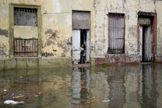 Vuelos cancelados, calles anegadas y usuarios sin luz por las fuertes lluvias en Buenos Aires