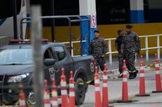 Policía de Río de Janeiro libera a 17 personas tomadas como rehenes por un hombre armado en autobús