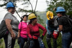 Mujeres mineras de Colombia, a la caza de la codiciada esmeralda que les saque de una vida precaria