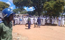Policía de Zimbabue detiene a hombre que decía ser profeta de secta apostólica y rescata a 251 niños