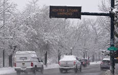 Por tormenta invernal cancelan vuelos y cierran carretera en zona montañosa de Colorado
