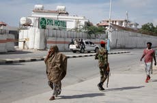 Milicia somalí dice que sus combatientes atacaron hotel en Mogadiscio; se escucha fuerte explosión