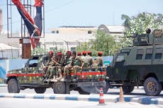 Fuerzas somalíes abaten a 5 extremistas que irrumpieron en hotel; mueren 3 soldados