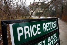 Propietarios rebajan precios de viviendas en venta en EEUU