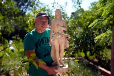 Un escultor recibe críticas en Paraguay por su obra de un "Cristo afeminado"