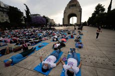 Cientos toman una "siesta masiva" en Ciudad de México para conmemorar el Día Mundial del Sueño