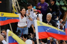 Líder opositora venezolana se enfrenta a plazo límite para abandonar su carrera contra Maduro