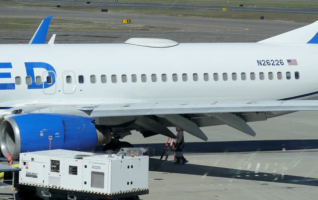 <p>Un trabajador de Medford Jet Center camina debajo de un Boeing 737-824 de United Airlines que aterrizó en el Aeropuerto Internacional Rogue Valley-Medford procedente de San Francisco tras perder un panel externo el 15 de marzo de 2024</p>