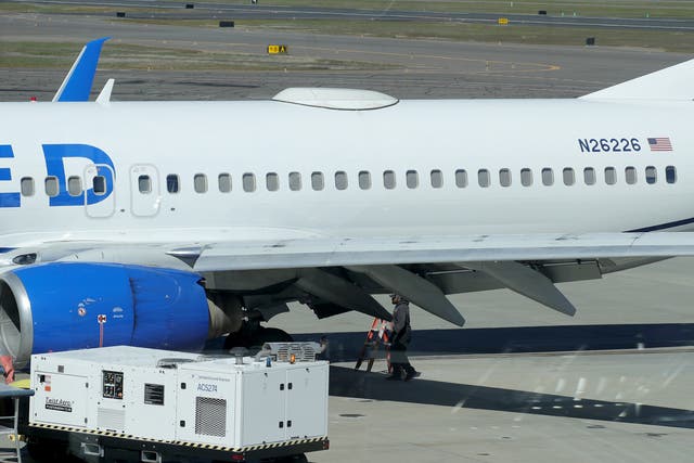 <p>Un trabajador de Medford Jet Center camina debajo de un Boeing 737-824 de United Airlines que aterrizó en el Aeropuerto Internacional Rogue Valley-Medford procedente de San Francisco tras perder un panel externo el 15 de marzo de 2024</p>
