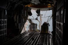 Periodistas de AP en un avión militar estadounidense observan cómo caen paquetes de ayuda sobre Gaza