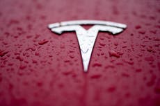 Extrabajador de Tesla logra acuerdo en demanda por discriminación