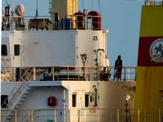 Marina india toma control de buque secuestrado por piratas somalíes
