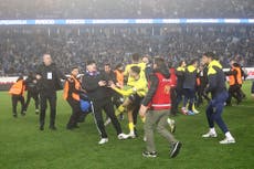Hinchas del Trabzonspor invaden la cancha y agreden a jugadores del Fenerbahce en Turquía