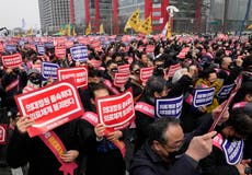 Surcorea suspende licencias de médicos por protestas