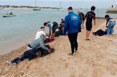 Policía española arresta a 3 personas por muerte de 5 migrantes expulsados de barco de traficantes