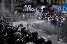 Argentina: manifestantes cortan calles y chocan con la policía en reclamo de ayuda para comedores
